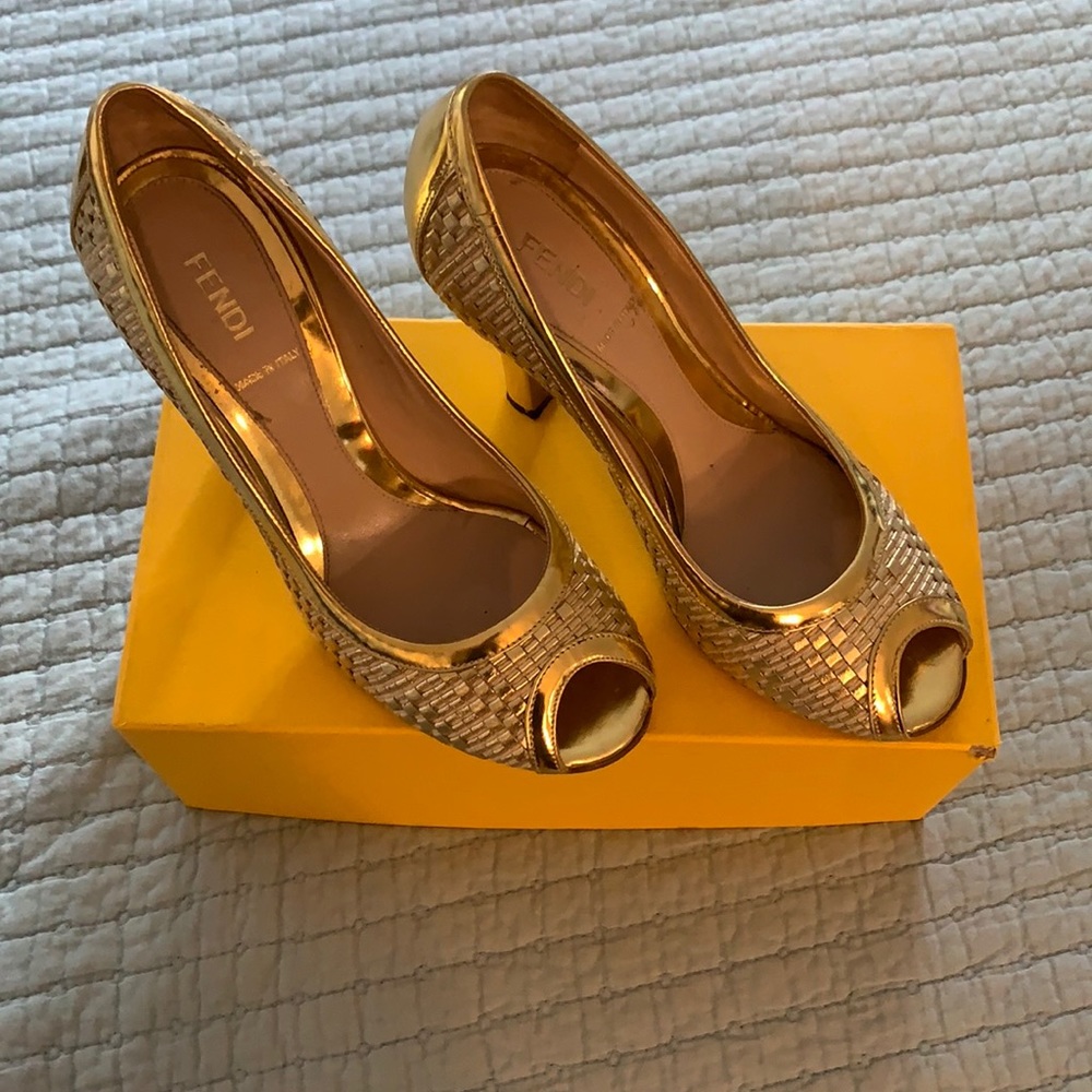 Preloved Fendi gold pumps